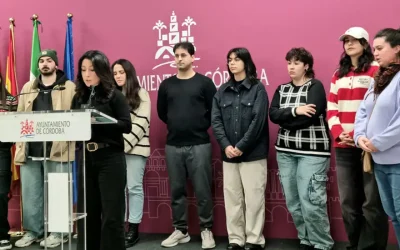 La Delegación de Juventud presenta un almanaque que impulsa la inclusión de la juventud gitana